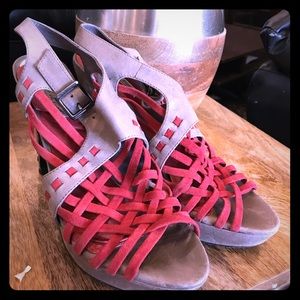 Pour la victoire Grey and red platforms